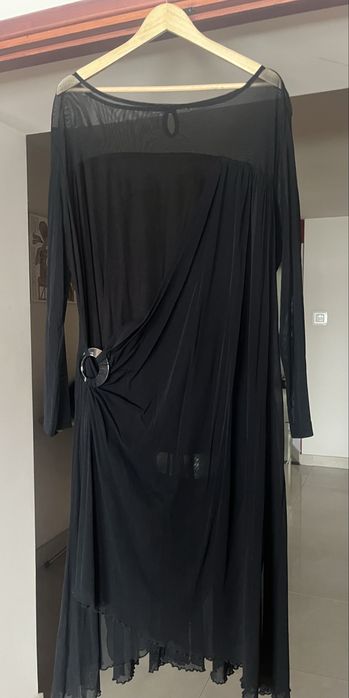 Efektowna sukienka z przeźroczystm dołem i rękawami