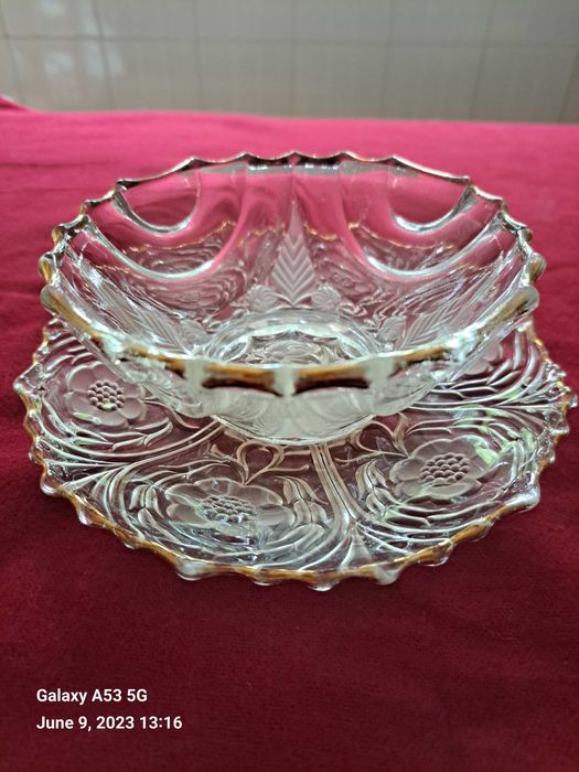 Porcelanas (potes) e taças em vidro modelado para sobremesas