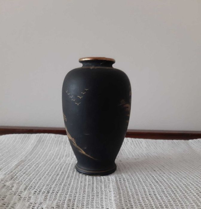 Antiga Jarra Japonesa ornamentada com paisagem pintada a ouro