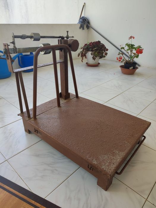 Balança antiga de plataforma em ferro fundido