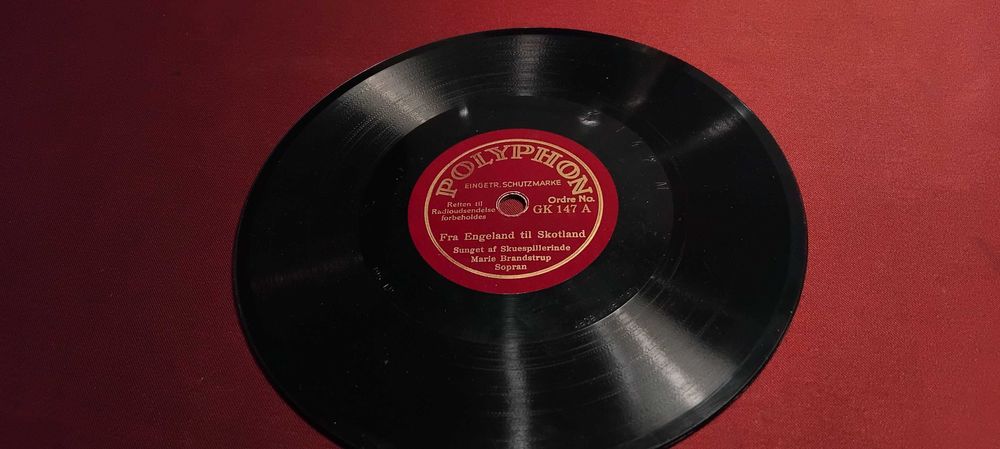 Przedwojenny miniaturowy gramofon + 8 płyt i etui z 40 igłami Polyphon