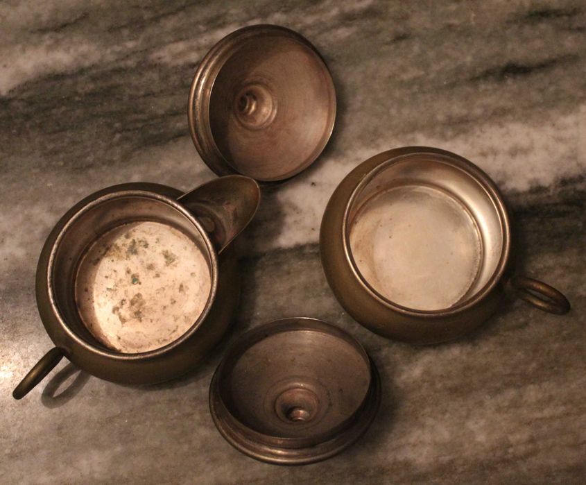 Conjunto de cremeira e açucareiro vintage, feitos de latão, anos 40.