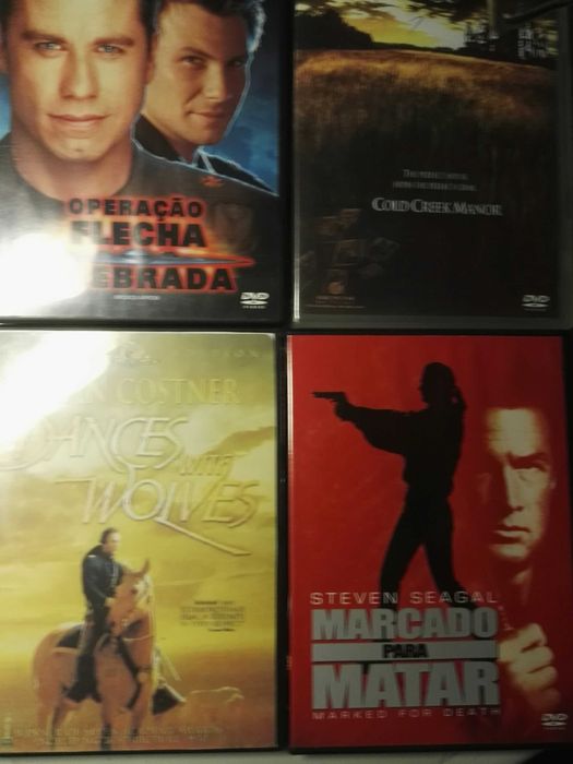 DVDs de filmes, alguns ainda selados.