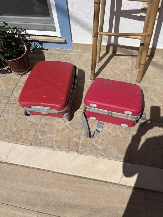 Conjunto de malas de viagem.