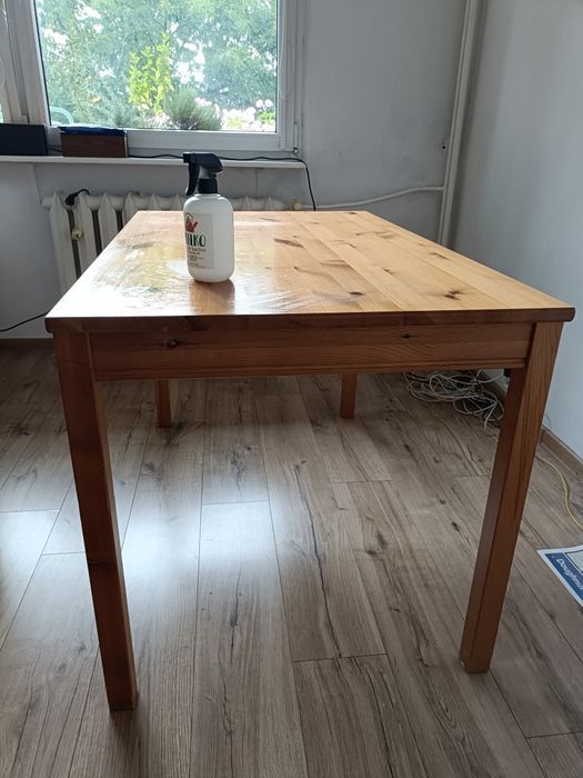 Stół Ikea, może służyć za biurko.