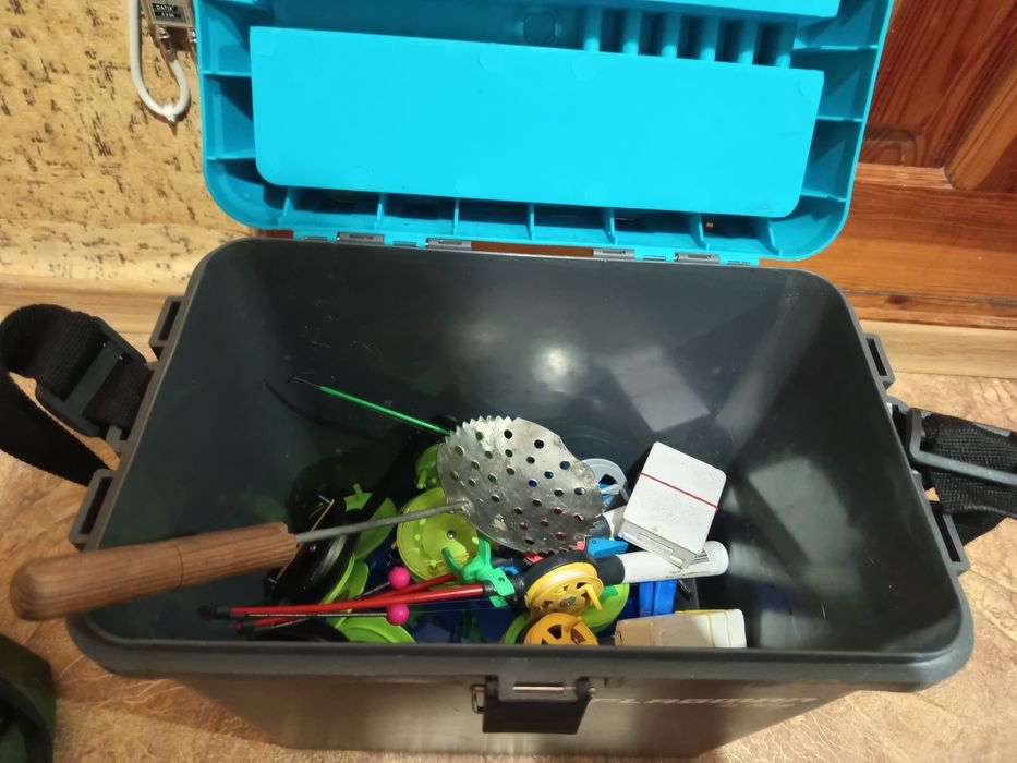 Ящик для зимней рыбалки,15 жерлиц,4 удочки,мормышки,запасные кивки