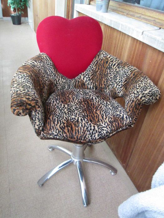Cadeira em veludo vermelho e tigresa