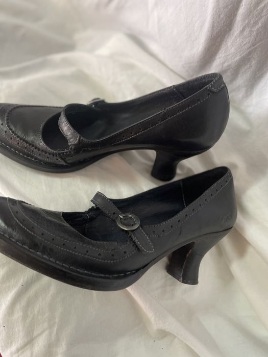 Sapatos pretos de presilha