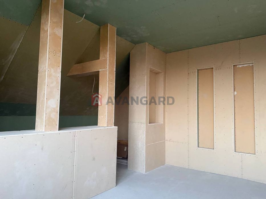 Продам дом 200 м2 с бассейном и баней в начале Обуховки.