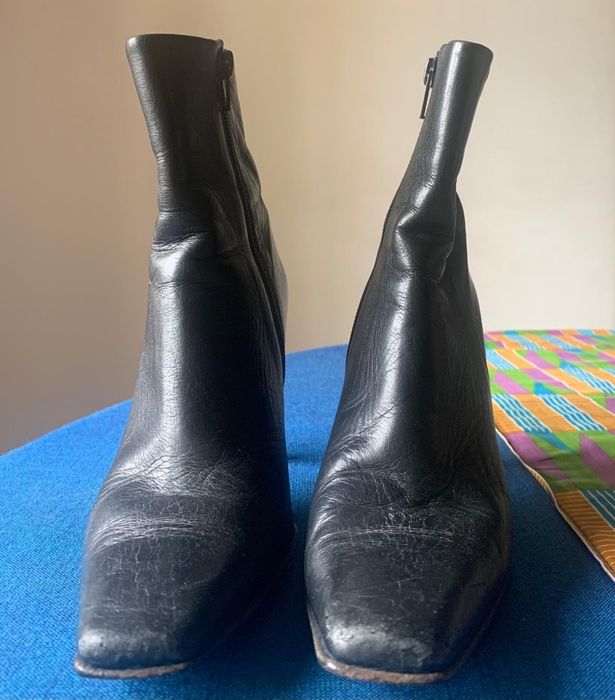 Botas pretas cano baixo pele genuína