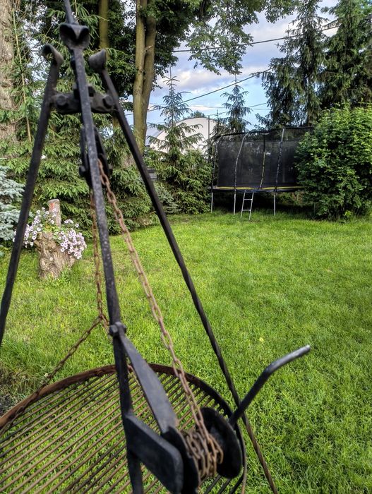 Grill Wiszący na Trójnogu