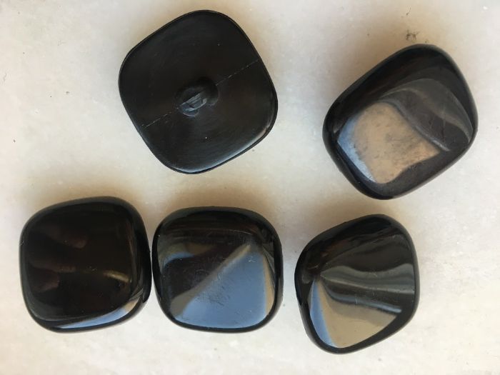 Botões pretos em forma de quadrado