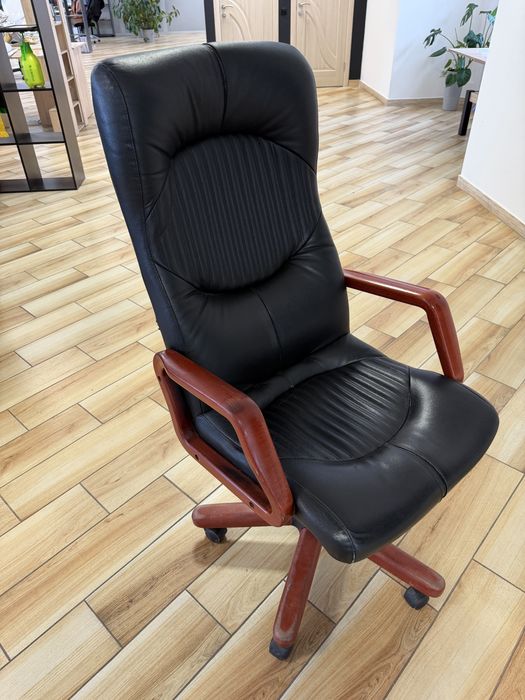 Крісло керівника шкіряне