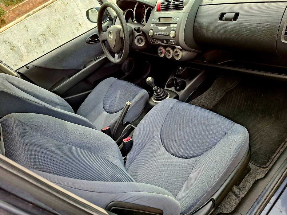 Honda Jazz COOL AC com JLL e sensores de estacionamento.