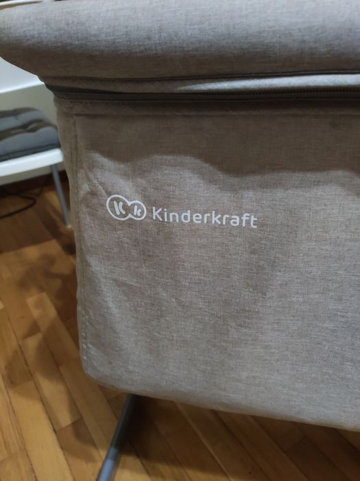 O berço de bebé com Duvet