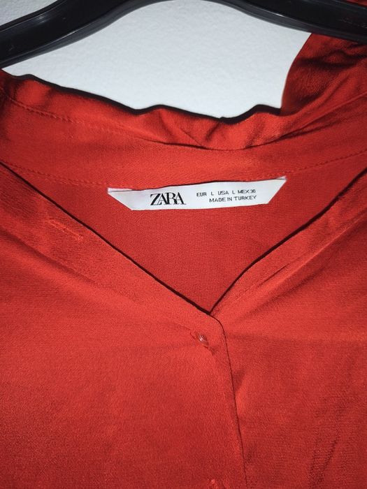 Blusa vermelha de cetim