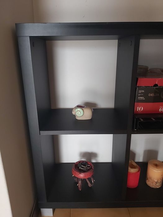 Móvel preto com pés prateados, medidas largura 82cm, altura 88,5cm