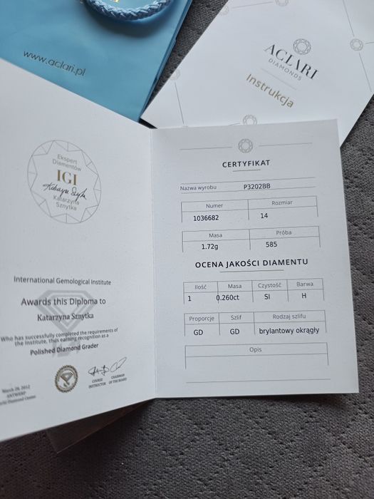 Złoty pierścionek z brylantem.