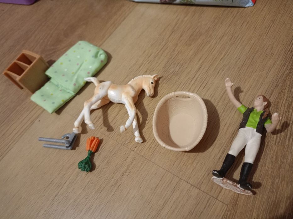 Schleich Dom ze stajnią zestaw