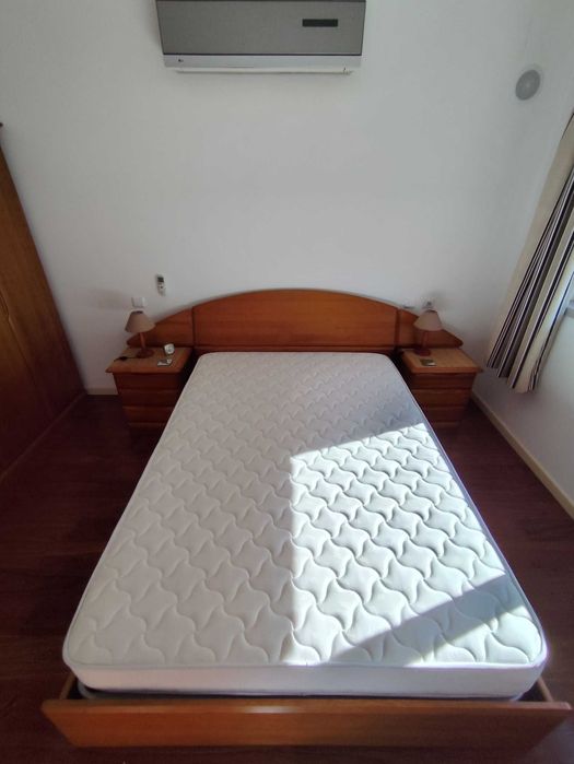 Conjunto de cama e mesas de cabeceira
