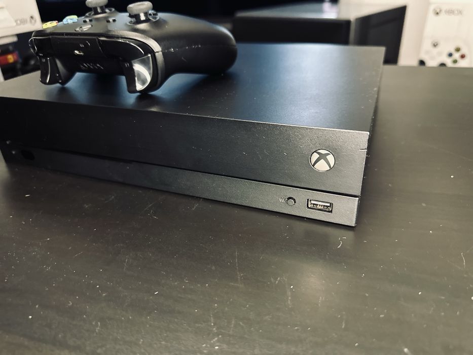Xbox One X 1TB plus pad