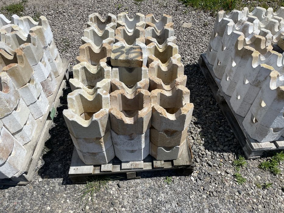 Cegła szamot długa Cegła szamotowa po rozbiórce Transport