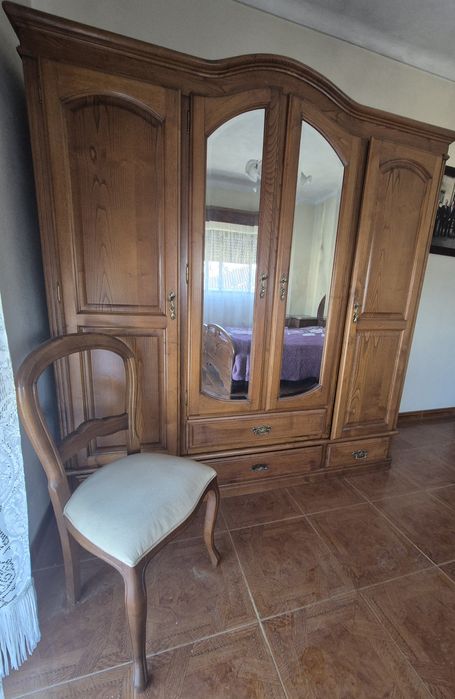 Quarto Completo em Madeira Maciça – Excelente Estado!