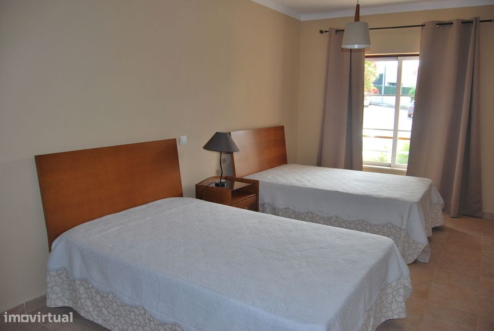 Apartamento T2 mobilado para arrendamento de curta duração em Alvor.