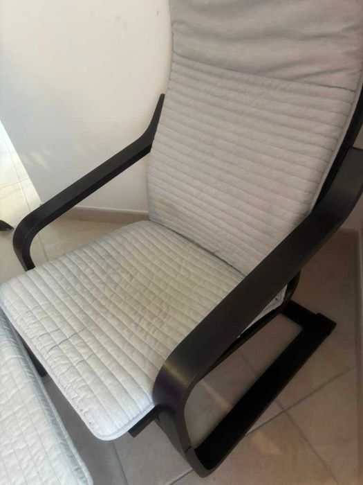 Poltrona e repousa-pés (gama POÄNG, IKEA)
