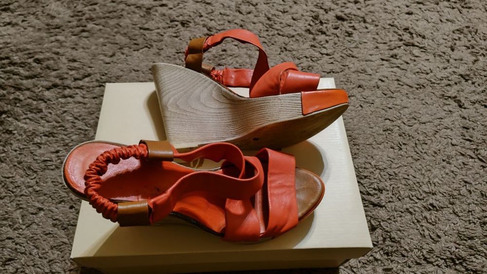 Продам босоніжки шкіряні на каблуку. Не Китай.