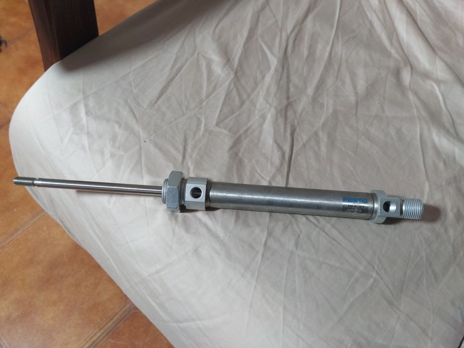 Cilindro pneumático FESTO