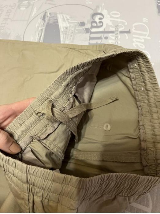 Бежеві чіноси Uniqlo