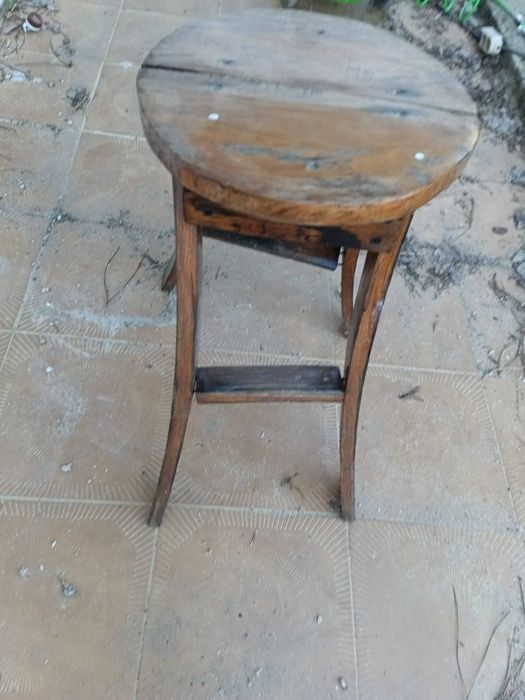 Mesa pipo com 3 bancos