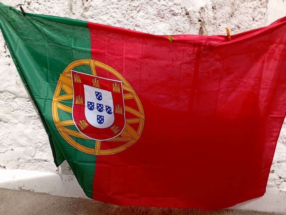 Super e única bandeira de Portugal com 2.45 largura e 1.60 altura incrível.