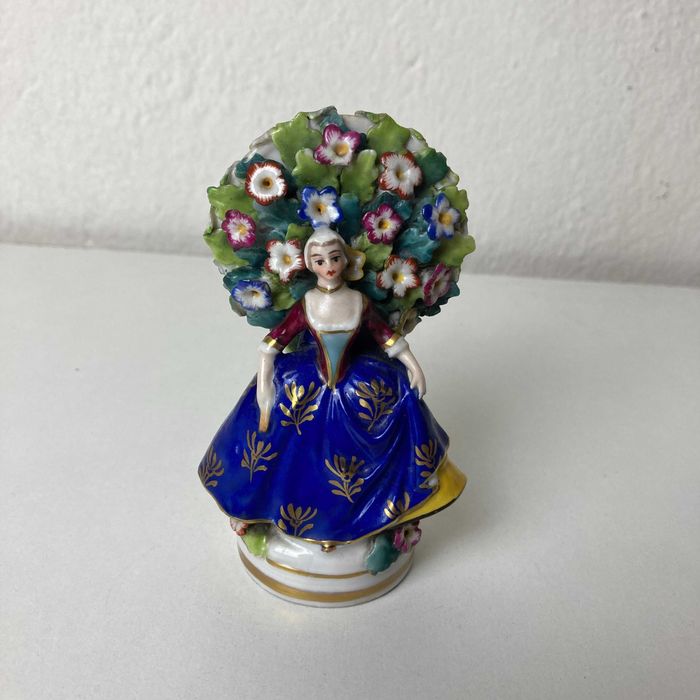 Figura em Porcelana Chelsea Século XVIII-XIX com marca Ancora Dourada