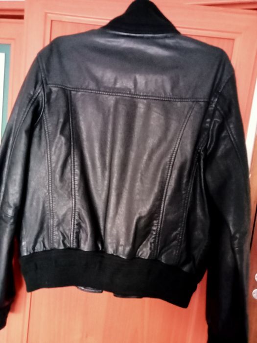 Vendo Blusão de pele da Levi's usado ,como novo.