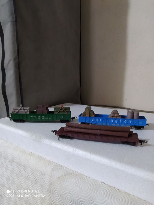 Cinco vagões de mercadorias HO