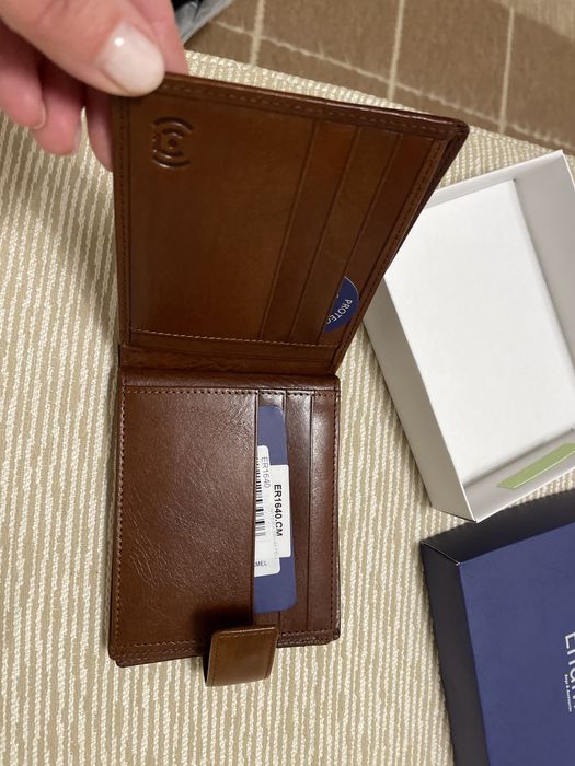 Carteira em pele castanha nova