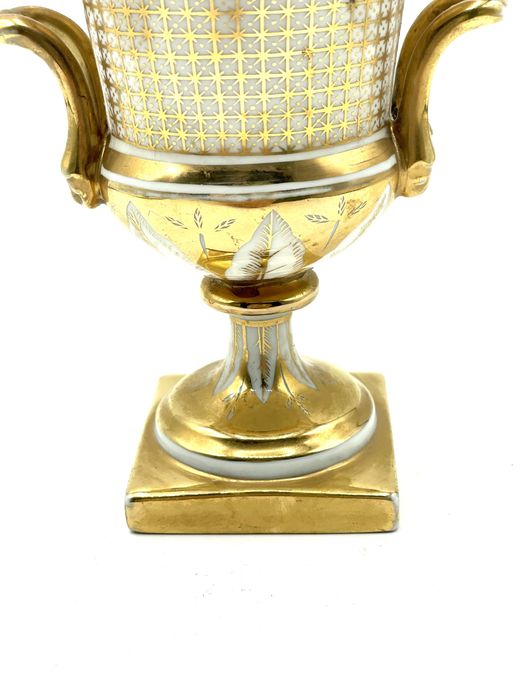 Anfora porcelana Sevres, francesa, pintada a ouro