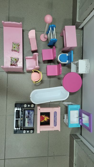 Duży drewniany domek dla lalek