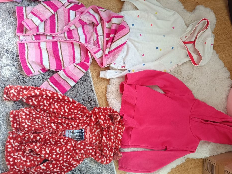 Zestaw ubrań dziewczęcych