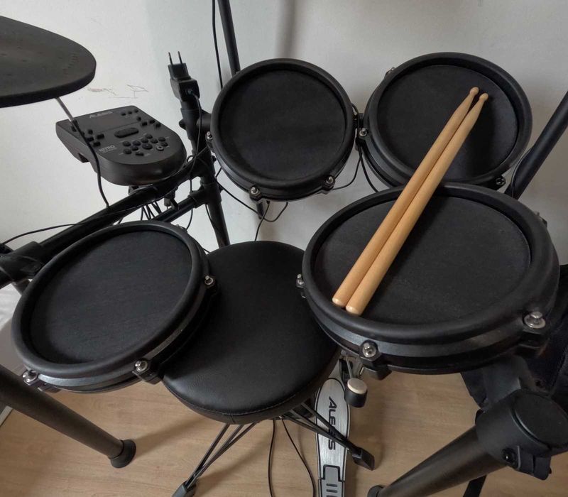 Bateria Eletrónica Alesis Nitro.