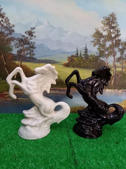 Figurki porcelanowe dwa piękne konie