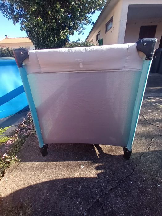 Cama de viagem azul de bebé