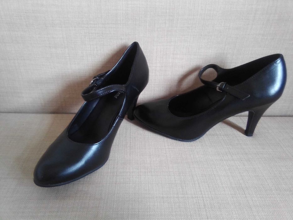 Sapatos pretos elegantes escritório