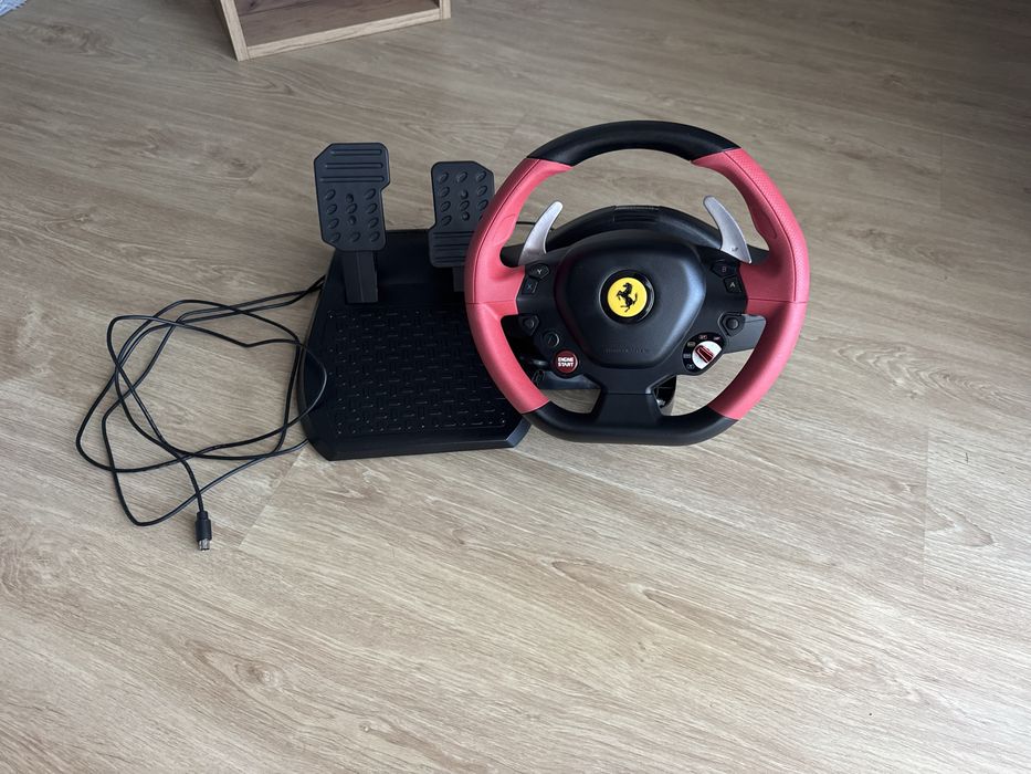 Thrustmaster Ferrari 458 Spider + pedais