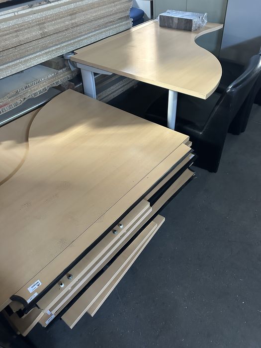 Secretárias em metal com tampo em madeira