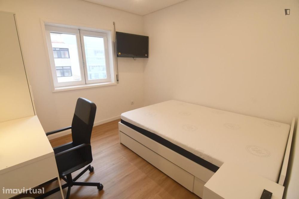 Quarto - localizado em Mafamude Porto