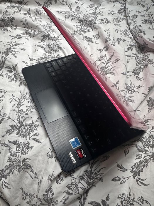 Laptop Asus x 102 b + SSD 220 Gb (powiekszony) + torba gratis