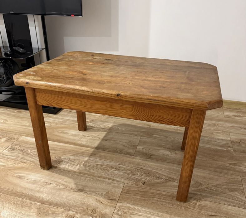 Drewniany stolik kawowy – lite drewno, solidny